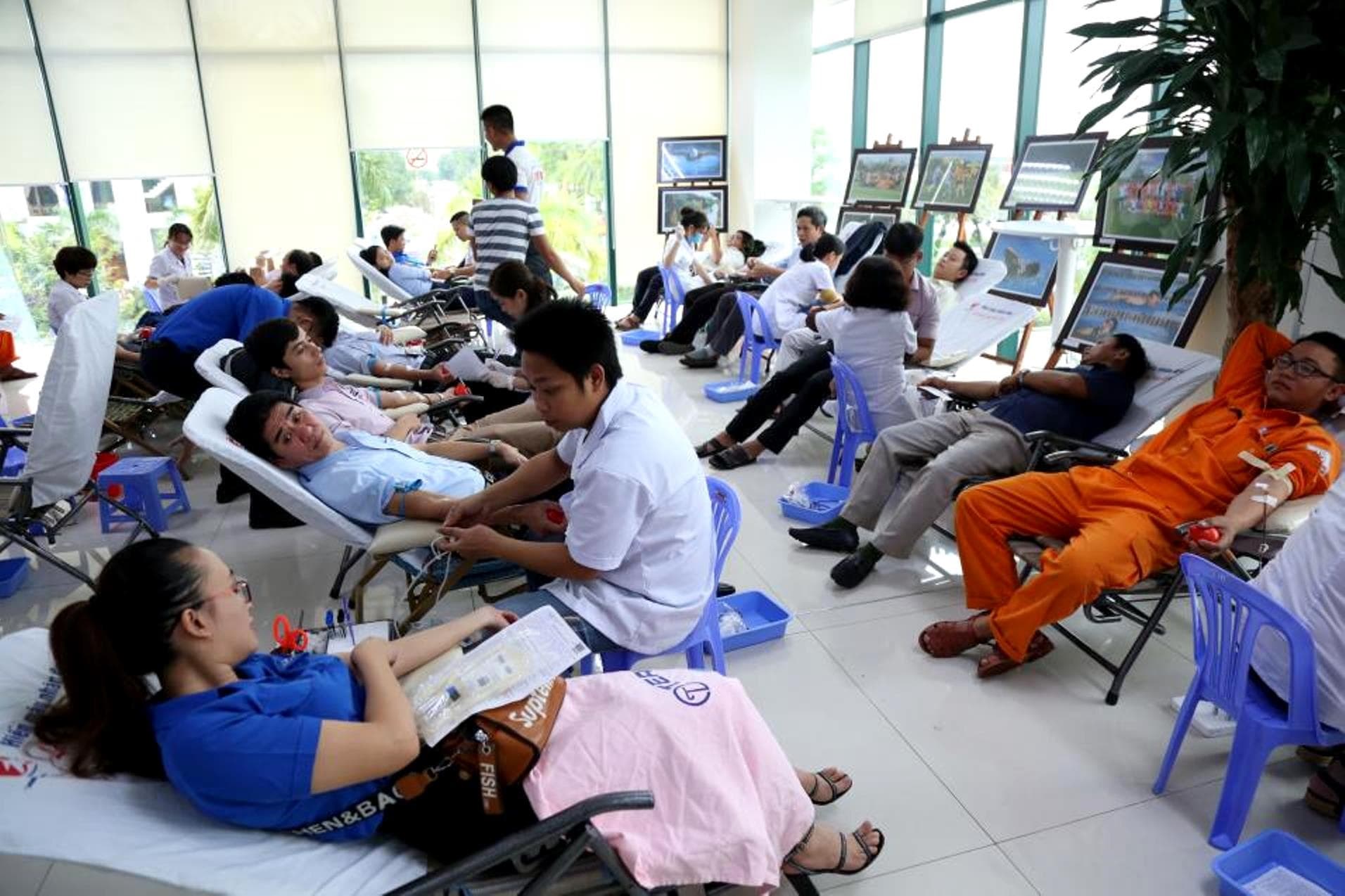 Hơn 350 cán bộ, công nhân viên tham gia hiến máu tình nguyện