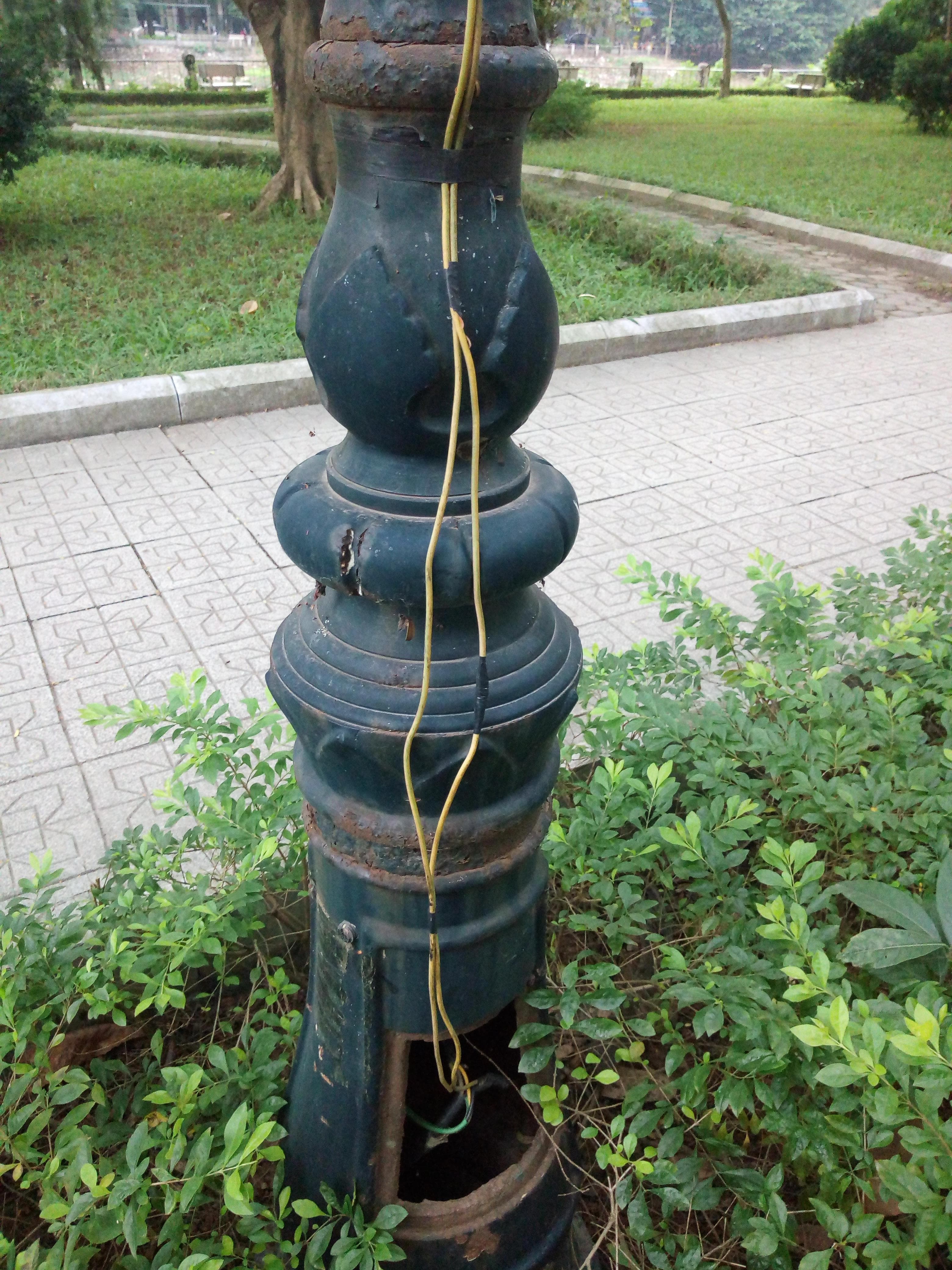 Nhiều hạng mục của vườn hoa Nguyễn Trãi xuống cấp