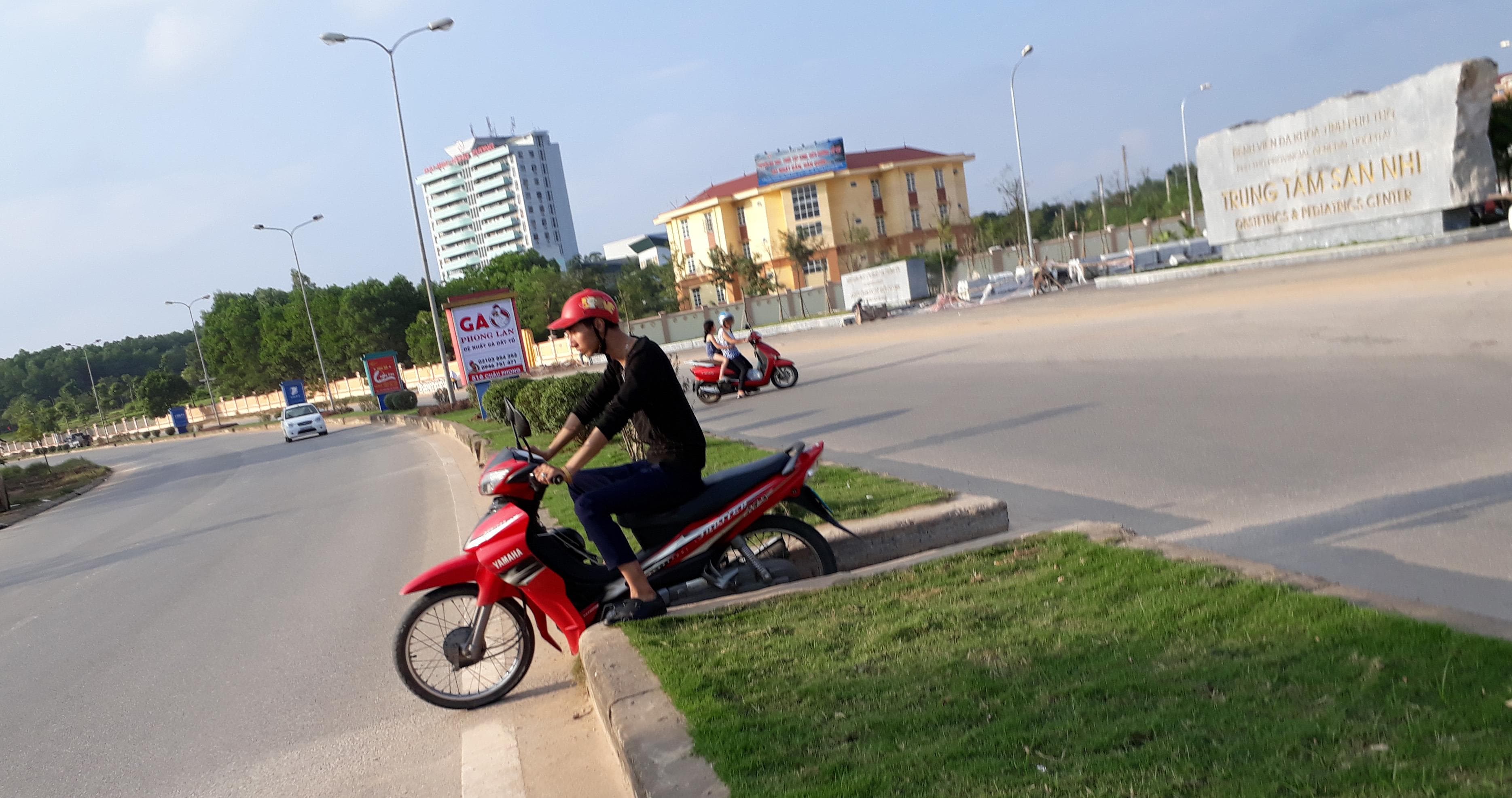 Sang đường nguy hiểm qua dải phân cách
