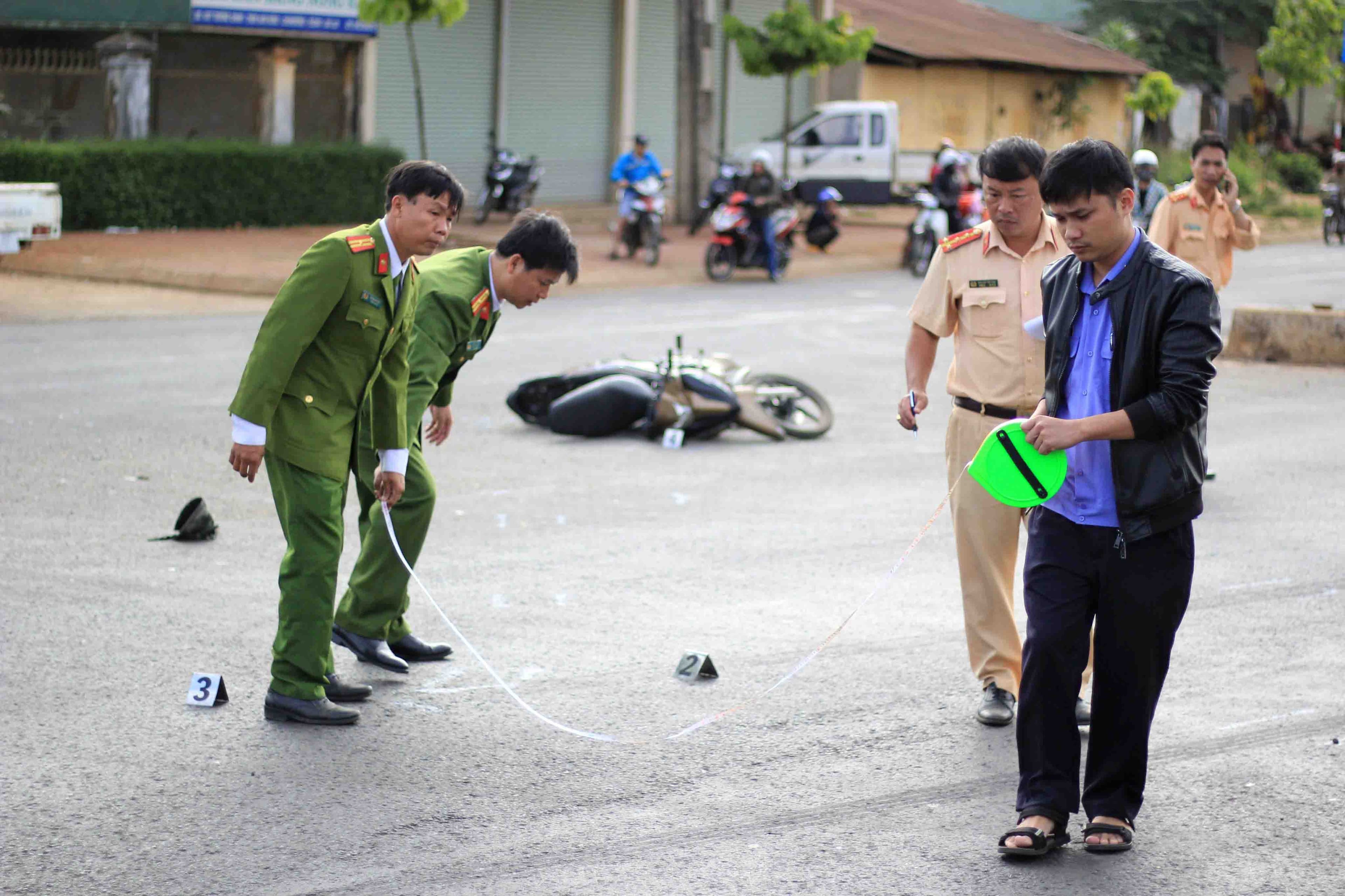 Gia Lai: Xe ô tô khách đâm hai xe máy, 4 người thương vong