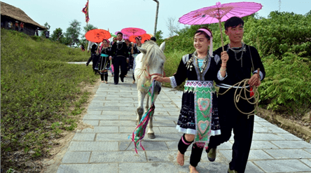 Gần 100 đồng bào của 14 dân tộc tham gia chương trình “Xuân sum họp”