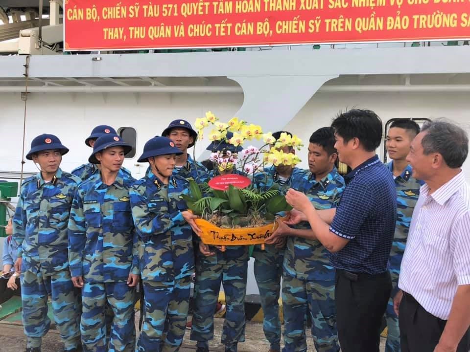 Trao tặng bộ đội Trường Sa hơn 800 chậu hoa phong lan Đà Lạt