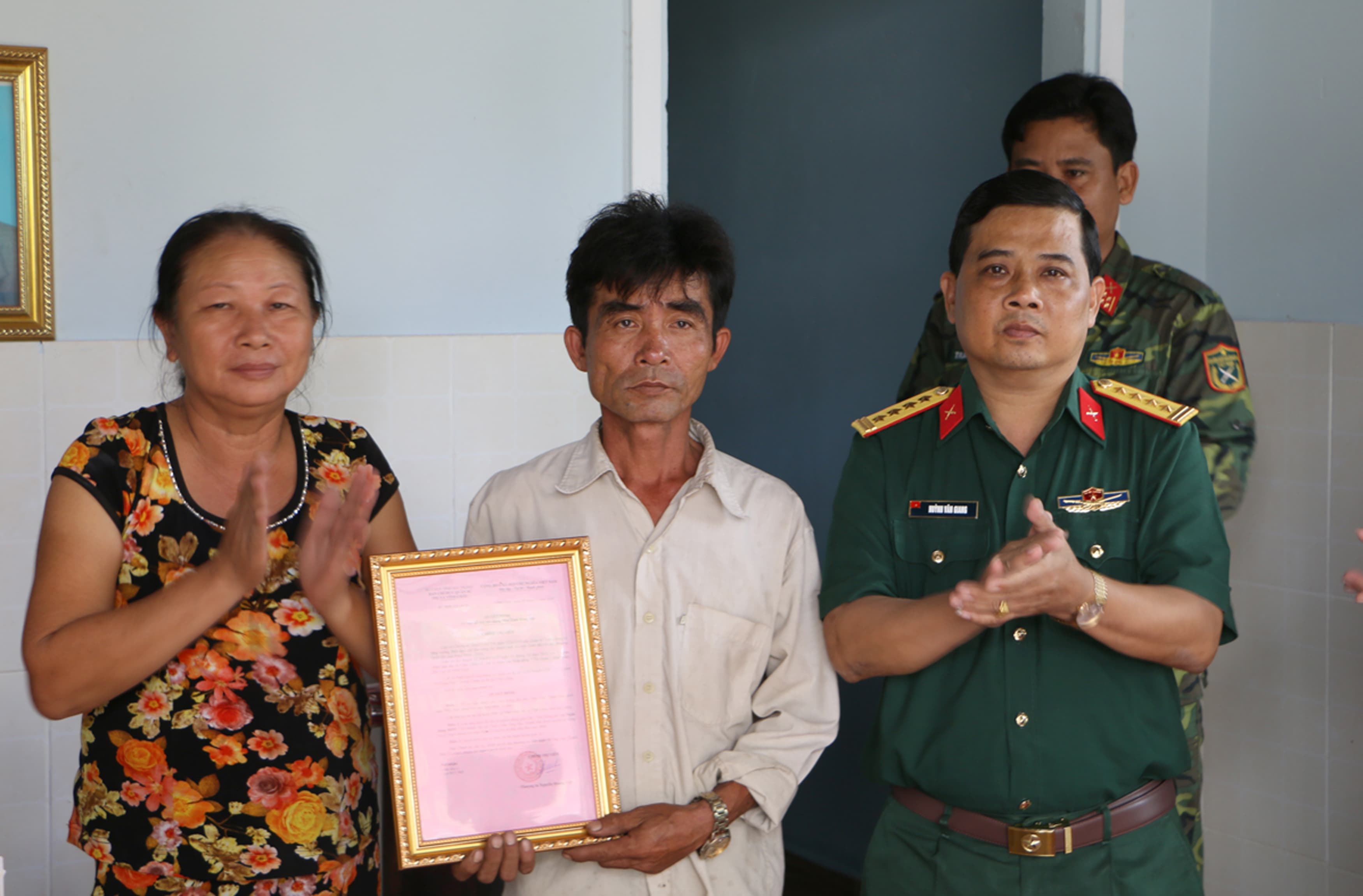 Bàn giao nhà “Tình đồng đội” và khám bệnh, cấp thuốc miễn phí cho hộ nghèo