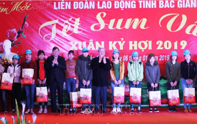 Thường trực Ban Bí thư Trần Quốc Vượng thăm, tặng quà công nhân lao động tại Bắc Giang