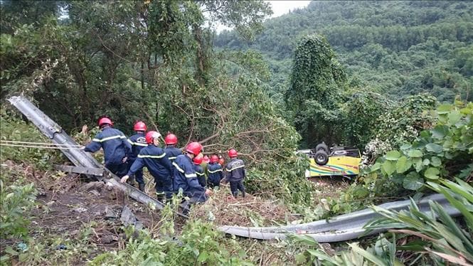 Xe khách rơi xuống vực ở đèo Hải Vân, 21 người bị thương