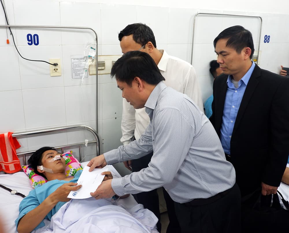 Bộ Trưởng Bộ Giao thông vận tải thăm các nạn nhân vụ lật xe trên đèo Hải Vân