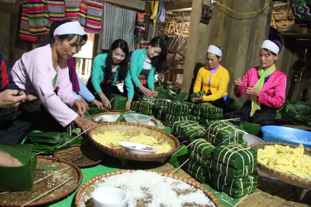 “Gói bánh chưng xanh cùng người nghèo ăn Tết”
