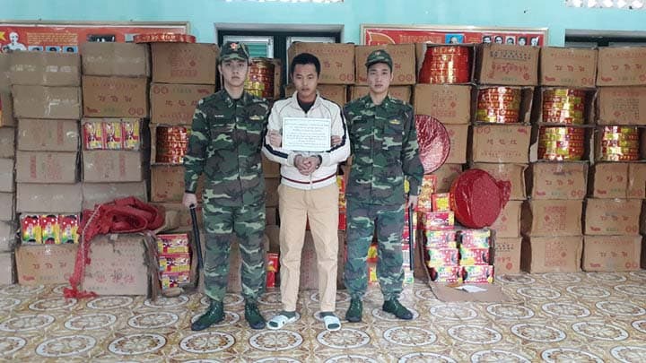 Bắt giữ đối tượng vận chuyển 2 tấn pháo nổ