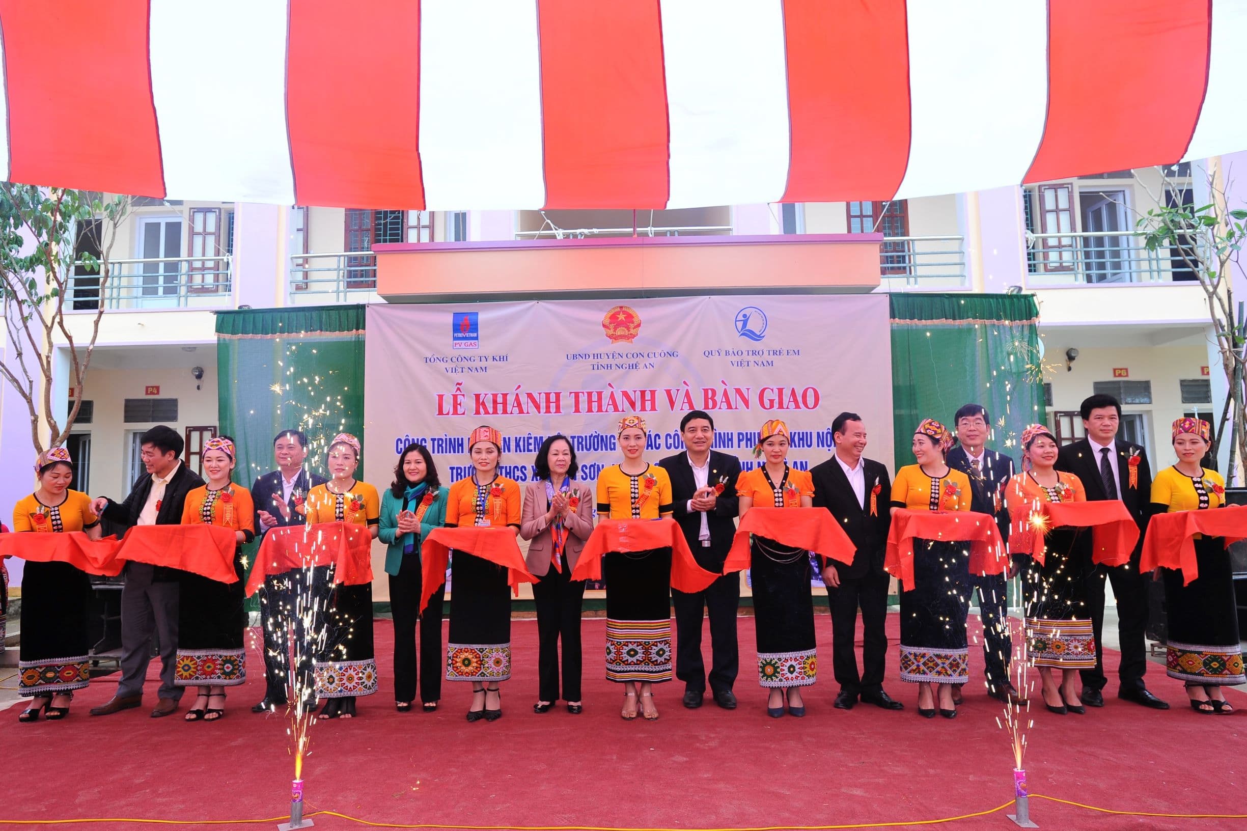 Khánh thành công trình nhà ăn kiêm hội trường tại khu nội trú Trường THCS Môn Sơn
