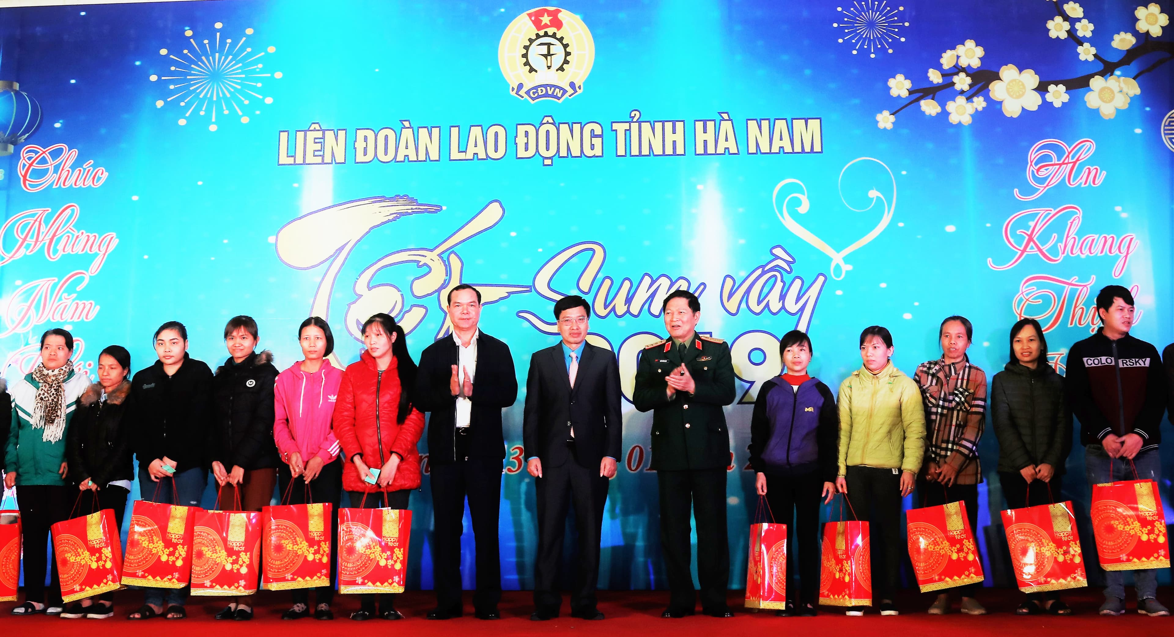 Đại tướng Ngô Xuân Lịch dự chương trình “Tết sum vầy” 2019 tại khu công nghiệp Đồng Văn