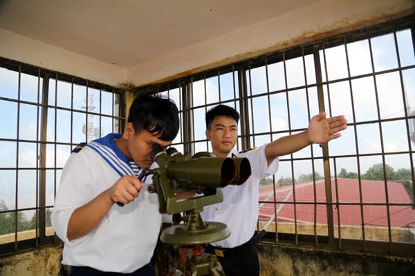 Trên đỉnh Hòn Khoai