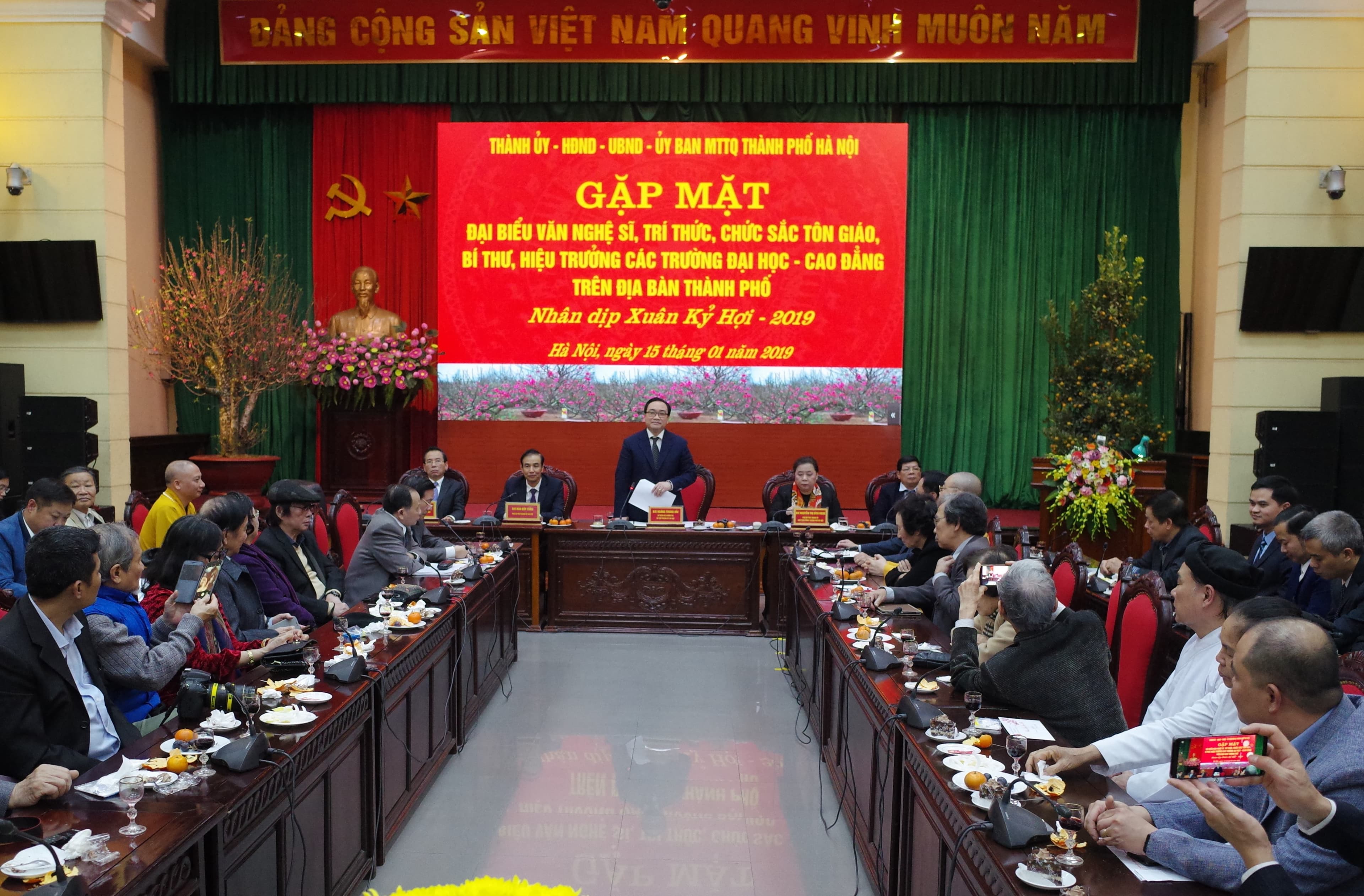 Phát huy tiềm năng của đội ngũ văn nghệ sĩ, trí thức, chức sắc tôn giáo trong phát triển Thủ đô