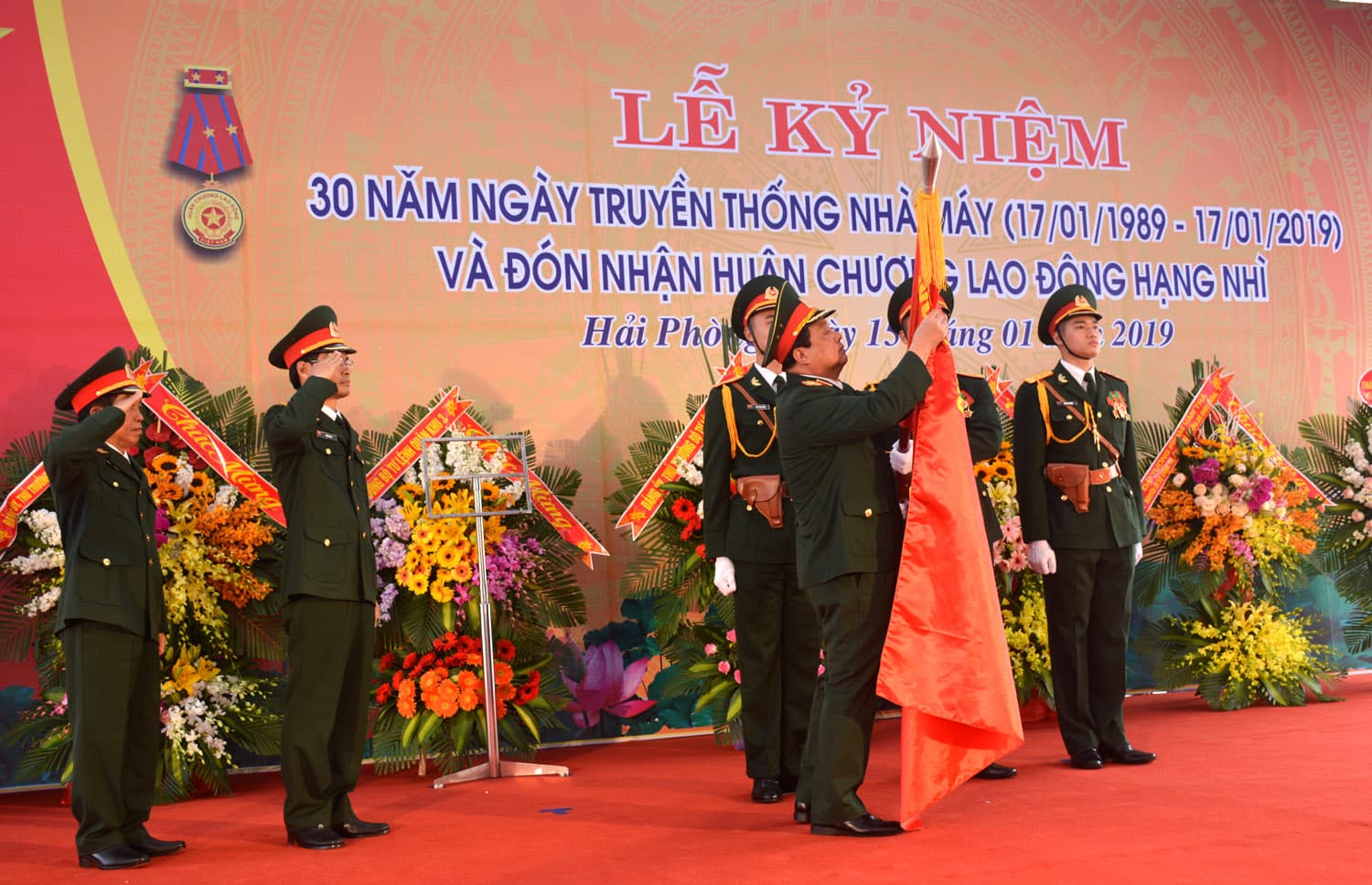 Nhà máy Z189 đón nhận Huân chương Lao động hạng Nhì