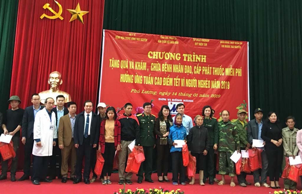 Báo Quân đội nhân dân trao 400 suất quà Tết tặng người nghèo tỉnh Thái Nguyên