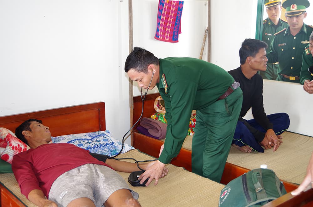 BĐBP Bình Định tiếp nhận 2 ngư dân Philippines gặp nạn trên biển