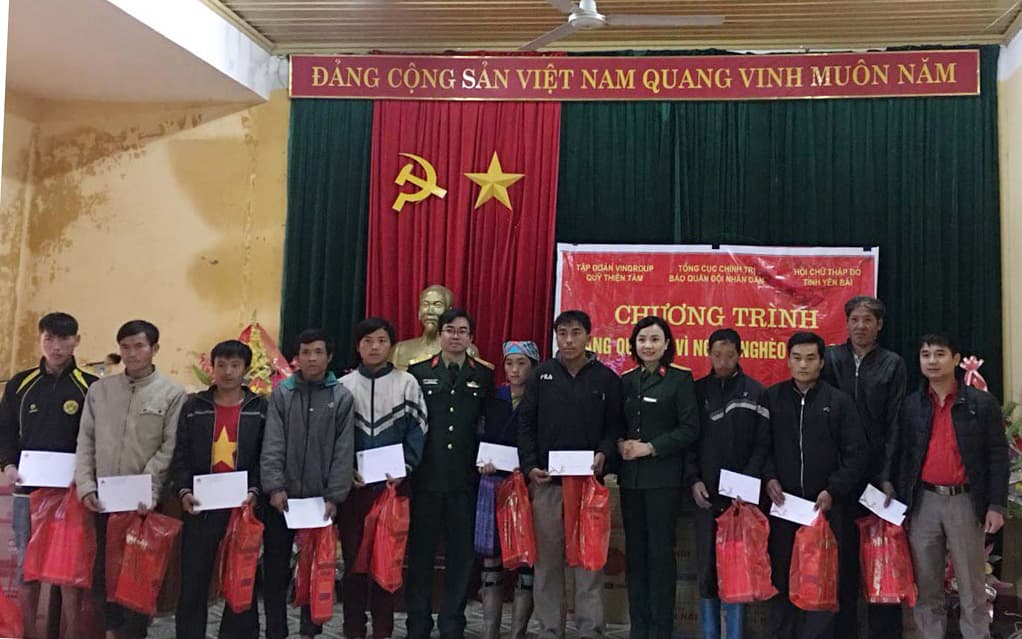 Báo Quân đội nhân dân trao 400 suất quà Tết tặng đối tượng có hoàn cảnh khó khăn tỉnh Yên Bái