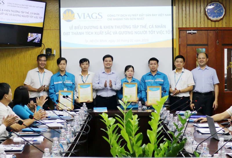 Cán bộ, nhân viên VIAGS Tân Sơn Nhất trả lại gần 400 triệu đồng cho khách