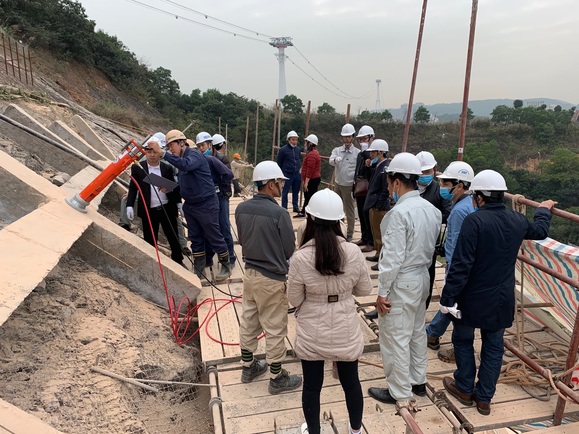 Thí điểm neo đất công nghệ Nhật Bản phòng, chống sụt trượt đất đá tại Quảng Ninh
