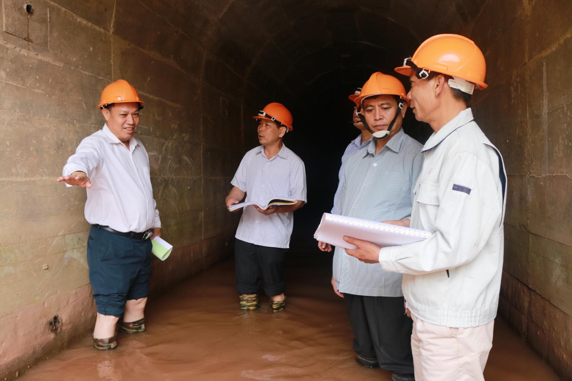Anh bộ đội Việt Nam và những việc làm giúp người dân Lào