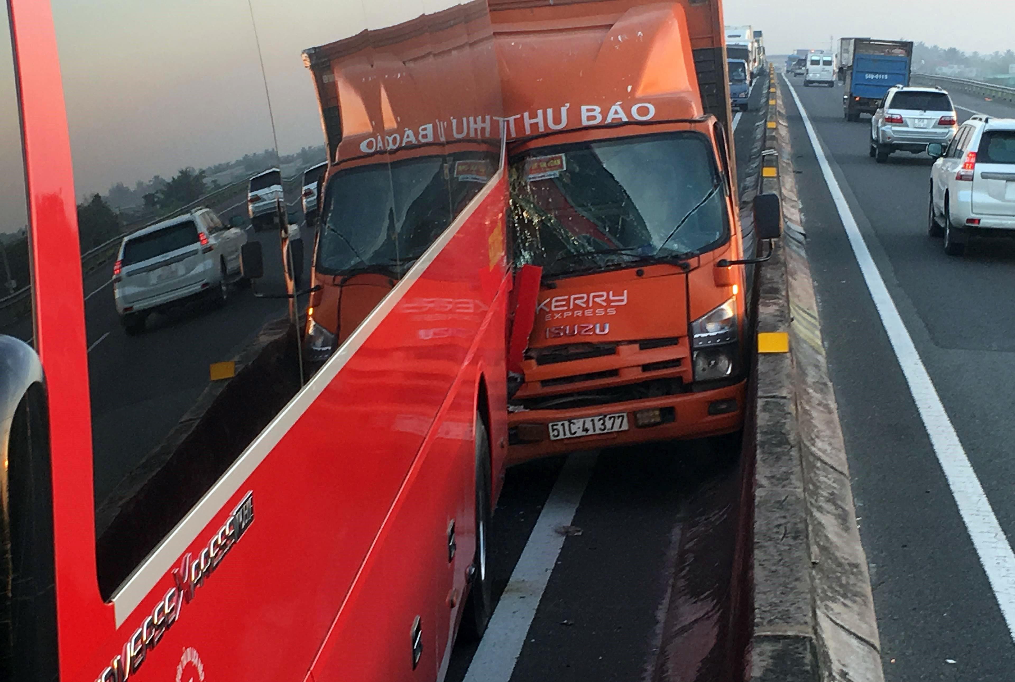 Va chạm giao thông liên tiếp trên cao tốc TP Hồ Chí Minh - Trung Lương