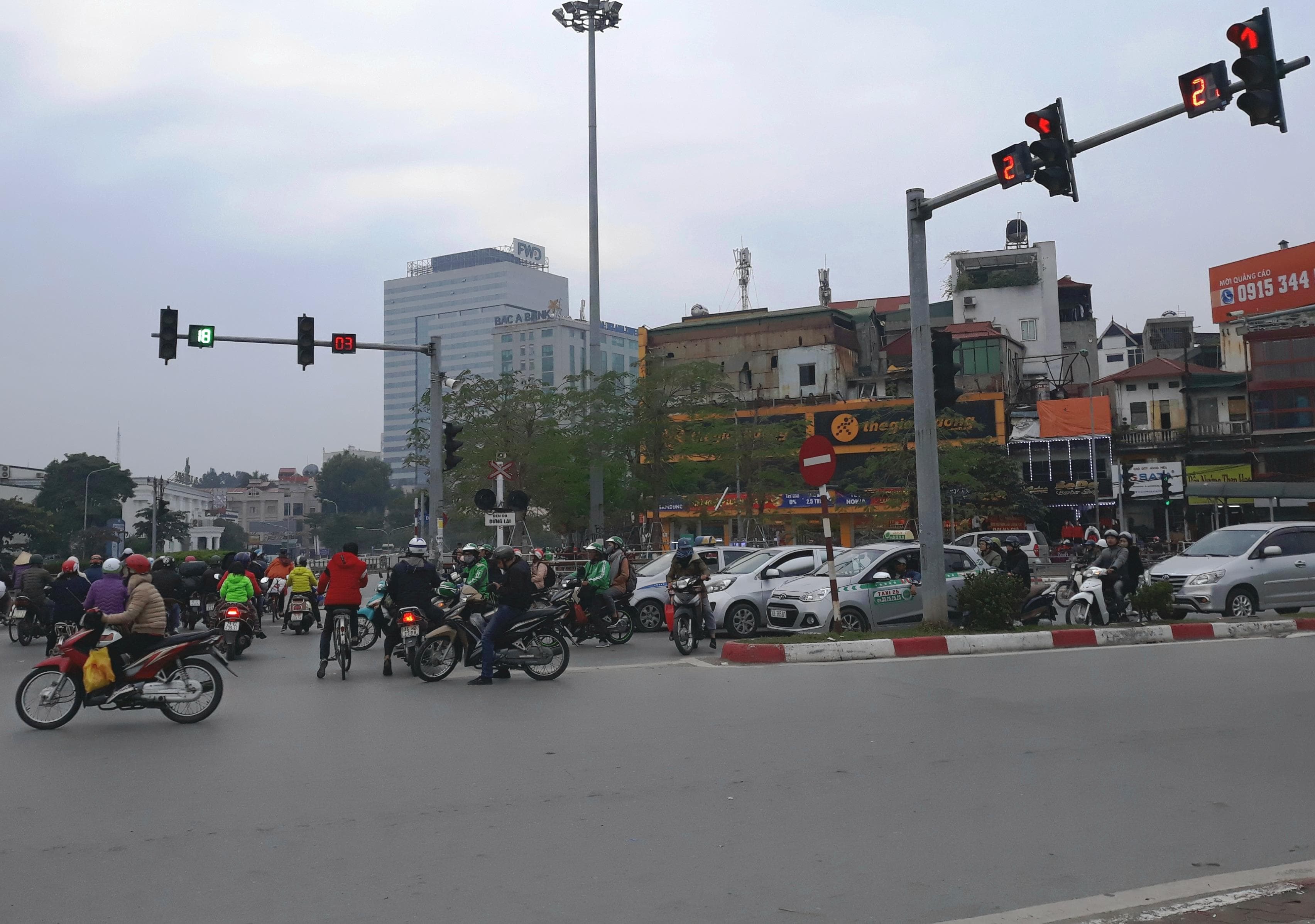 Ngang nhiên đi ngược chiều tại các ngã tư