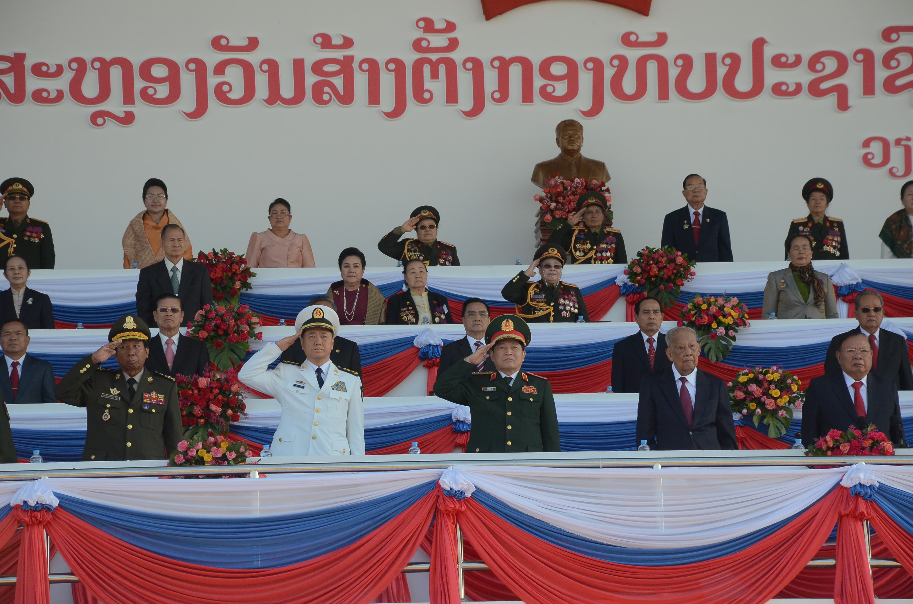 Đại tướng Ngô Xuân Lịch dự Lễ kỷ niệm 70 năm Ngày thành lập Quân đội nhân dân Lào tại Vientiane