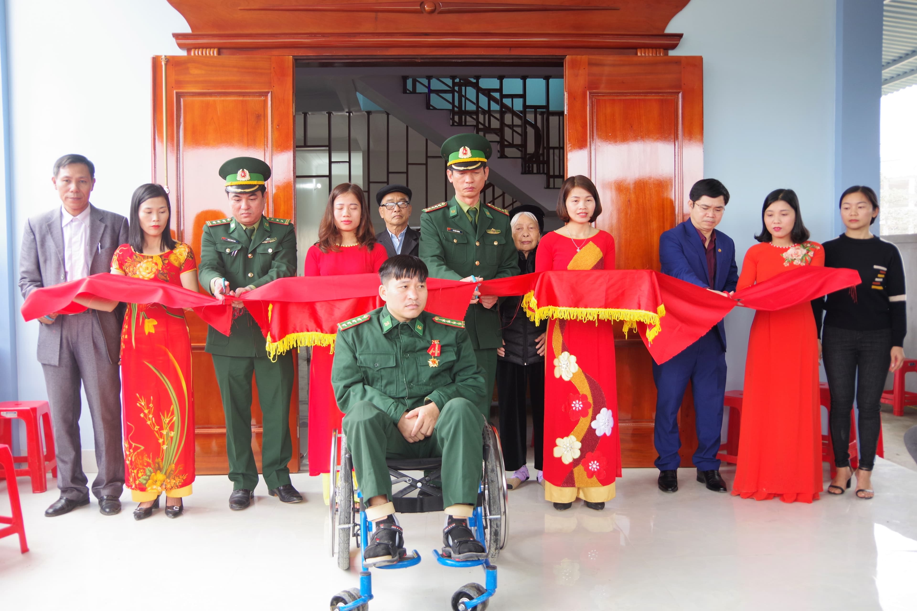 Bàn giao nhà đồng đội, trao tặng Huân chương Chiến công hạng Nhất cho Đại úy Nguyễn Đình Tài