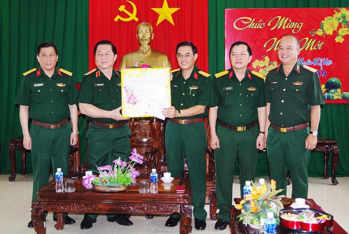 Chăm lo Tết cho người có công và người nghèo