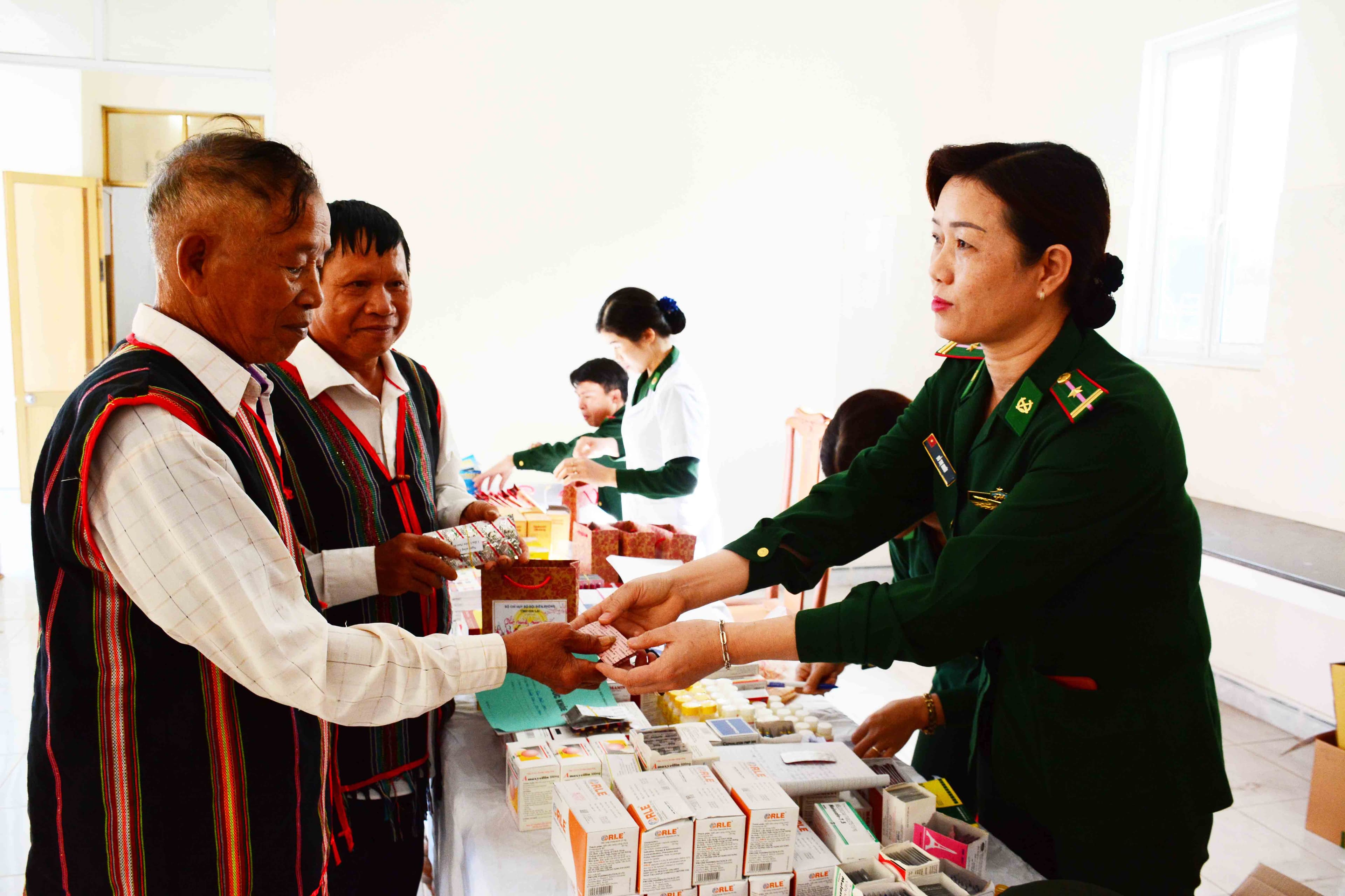 Gặp mặt, tặng quà và khám bệnh cho 40 già làng tiêu biểu khu vực biên giới