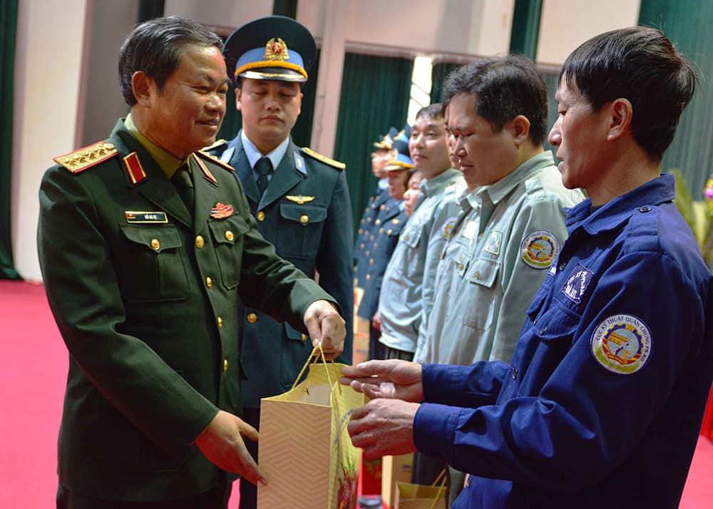 Lãnh đạo Quốc hội thăm, tặng quà người lao động nhà máy A31
