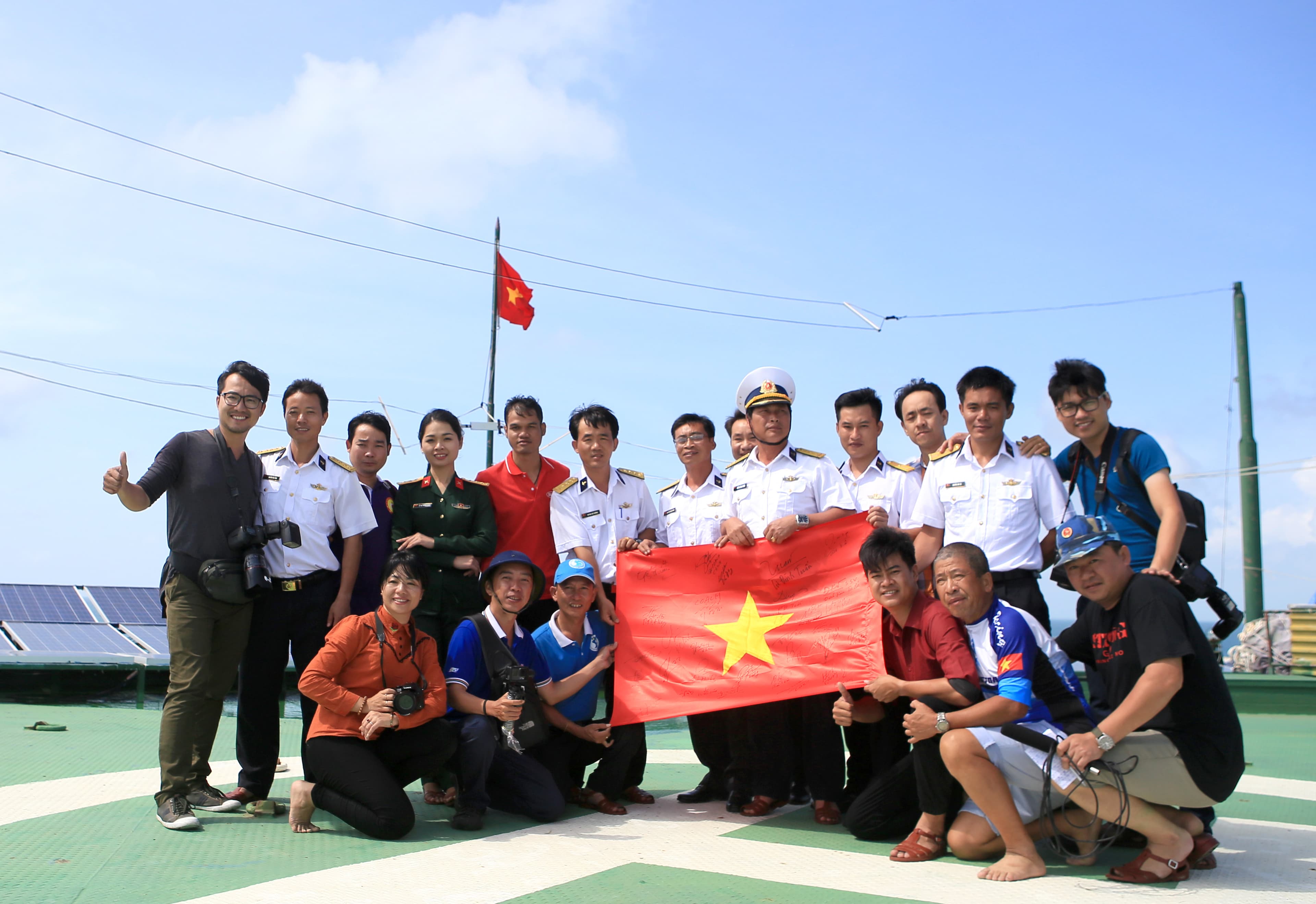 Thắp lửa niềm tin nơi đầu sóng ngọn gió