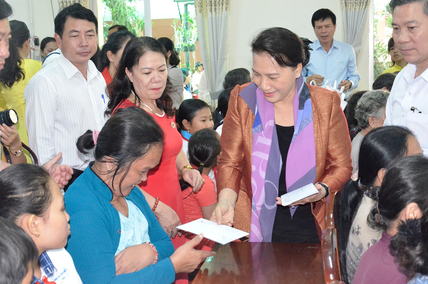 Chủ tịch Quốc hội trao quà Tết cho hộ nghèo, gia đình chính sách tại Cần Thơ