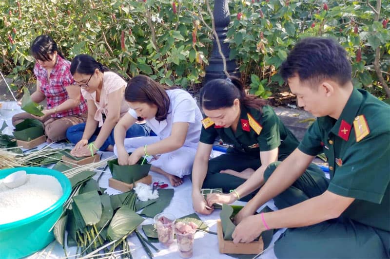 Bệnh viện Quân y 175 thi gói bánh chưng tặng bệnh nhân nghèo và y sĩ, bác sĩ công tác ở xa