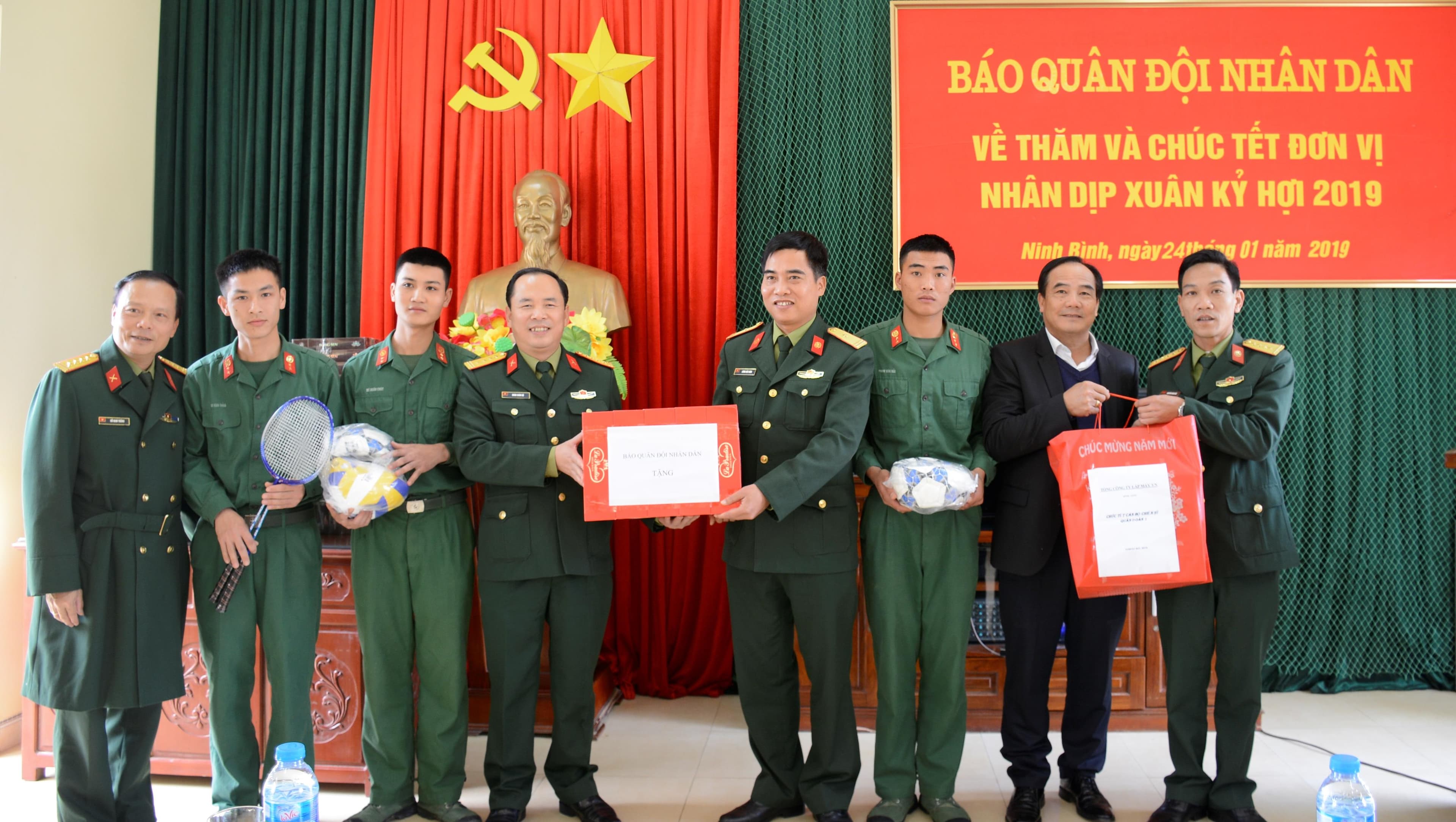 Báo Quân đội nhân dân thăm, tặng quà, chúc Tết cán bộ, chiến sĩ Quân đoàn 1