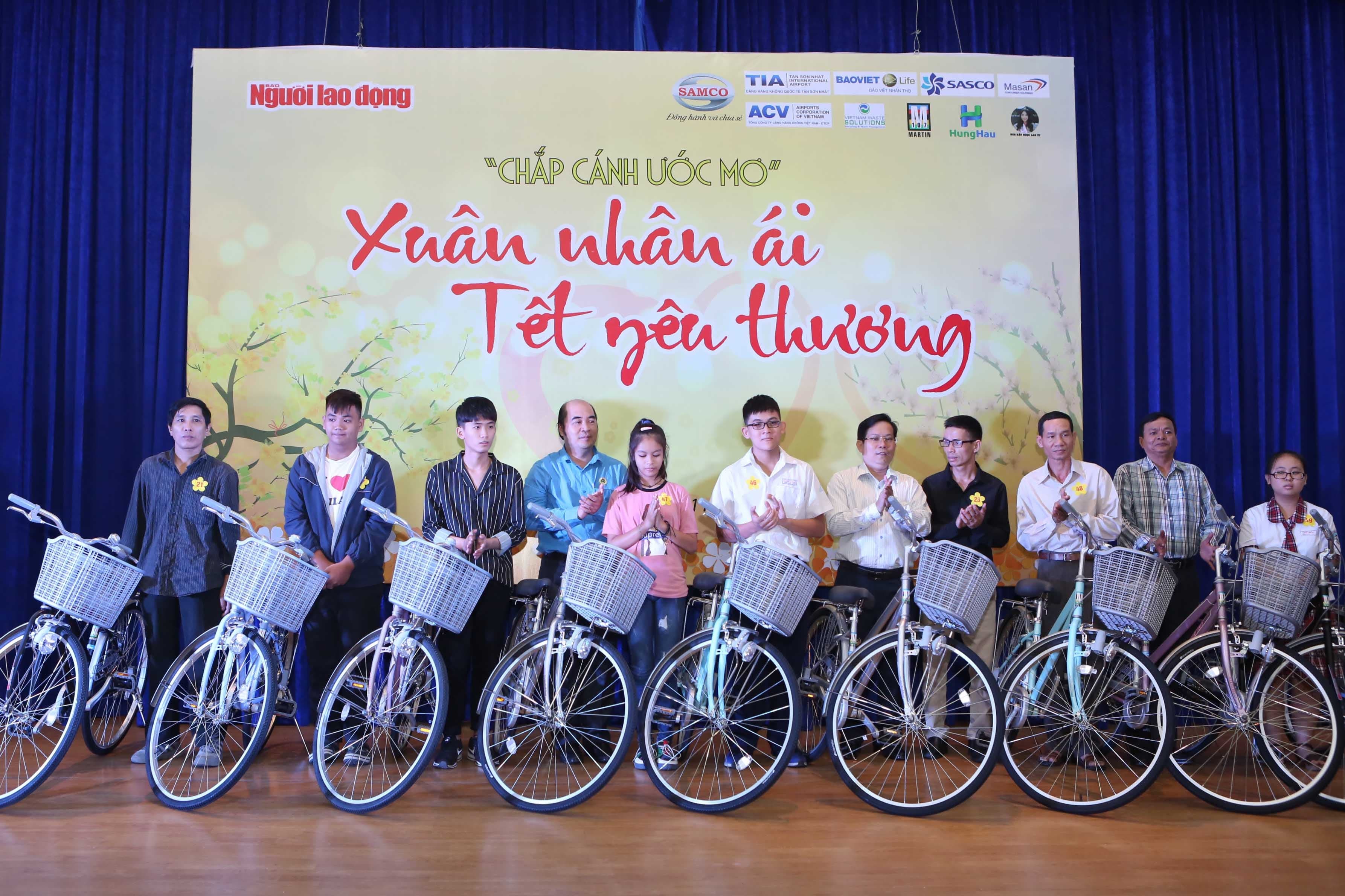 TP Hồ Chí Minh: Tặng quà cho công nhân không may bị tai nạn lao động