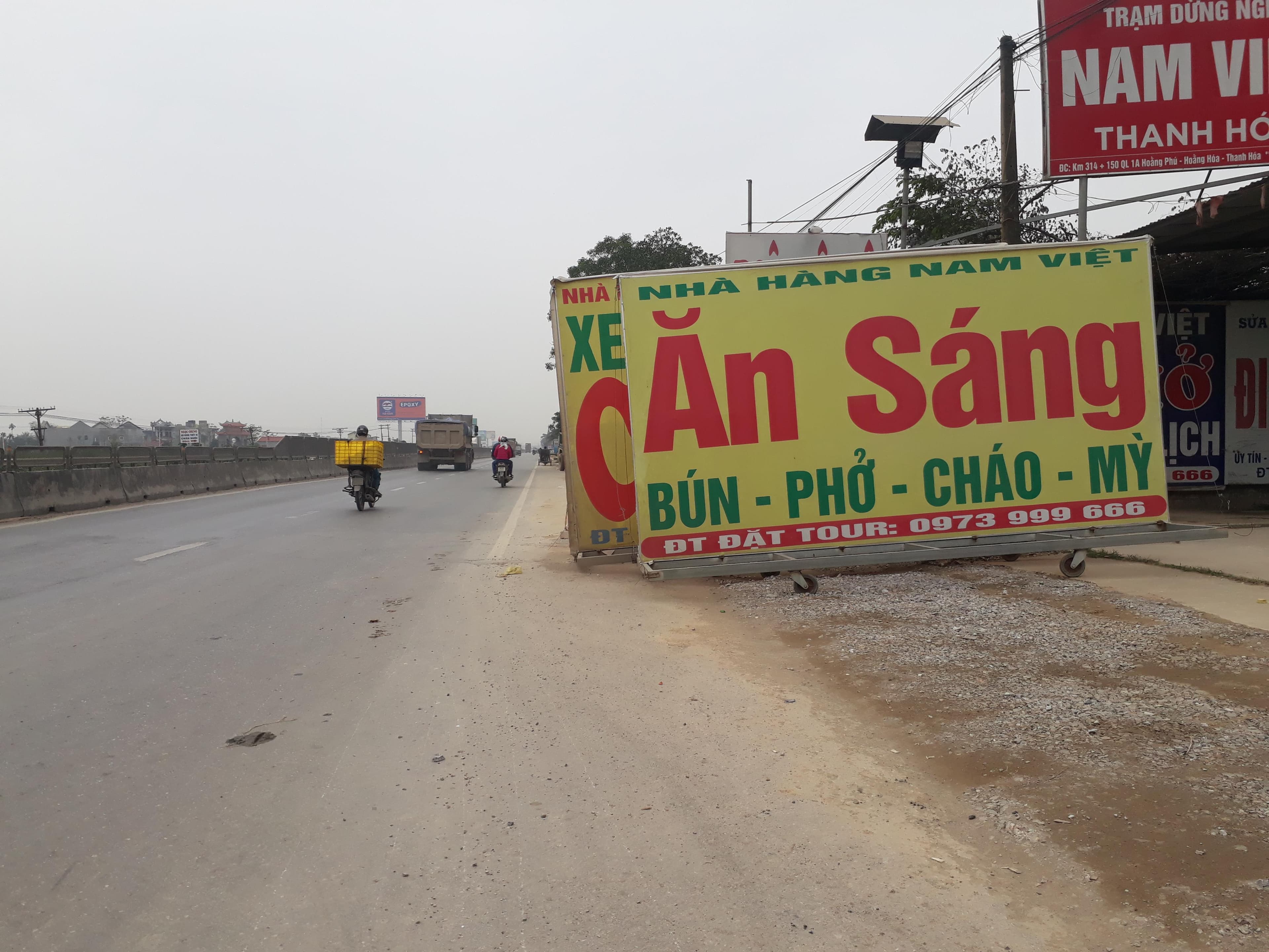 Biển quảng cáo lấn chiếm hành lang giao thông