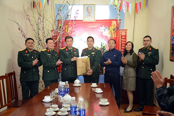 Đoàn công tác Cục Tác chiến Điện tử thăm, tặng quà chúc Tết bộ đội và nhân dân tỉnh Điện Biên
