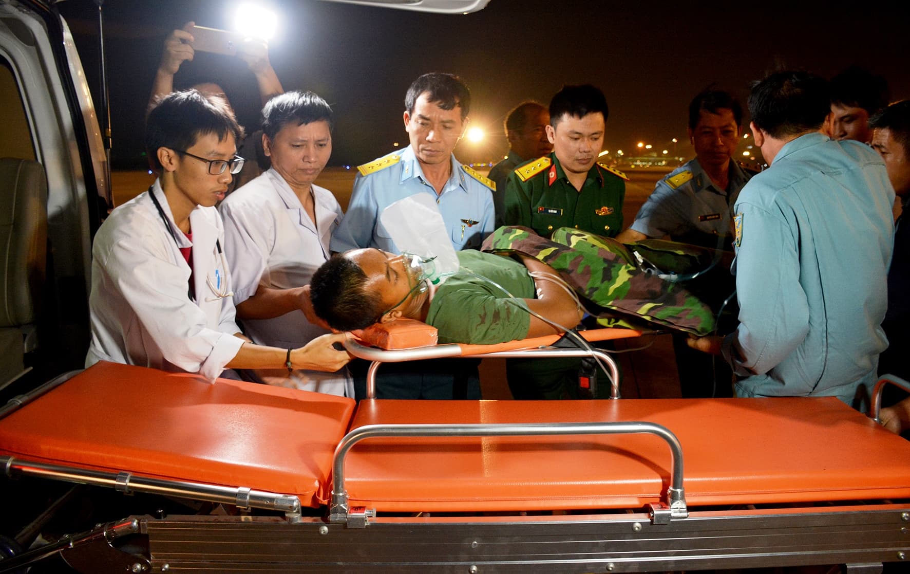 Trực thăng cấp cứu quân nhân từ Đảo Thổ Chu về sân bay Tân Sơn Nhất an toàn