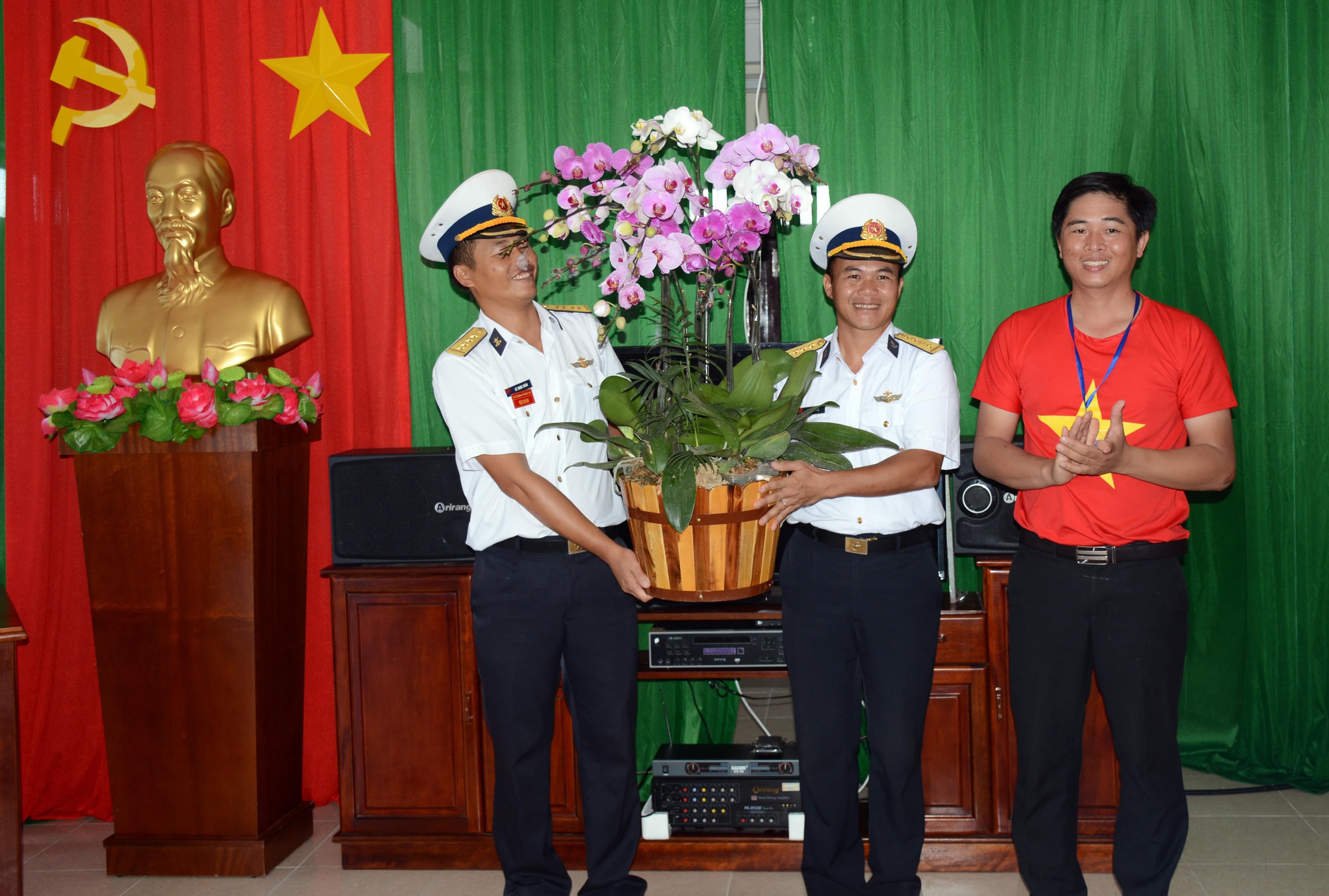 Phong lan khoe sắc giữa Trường Sa