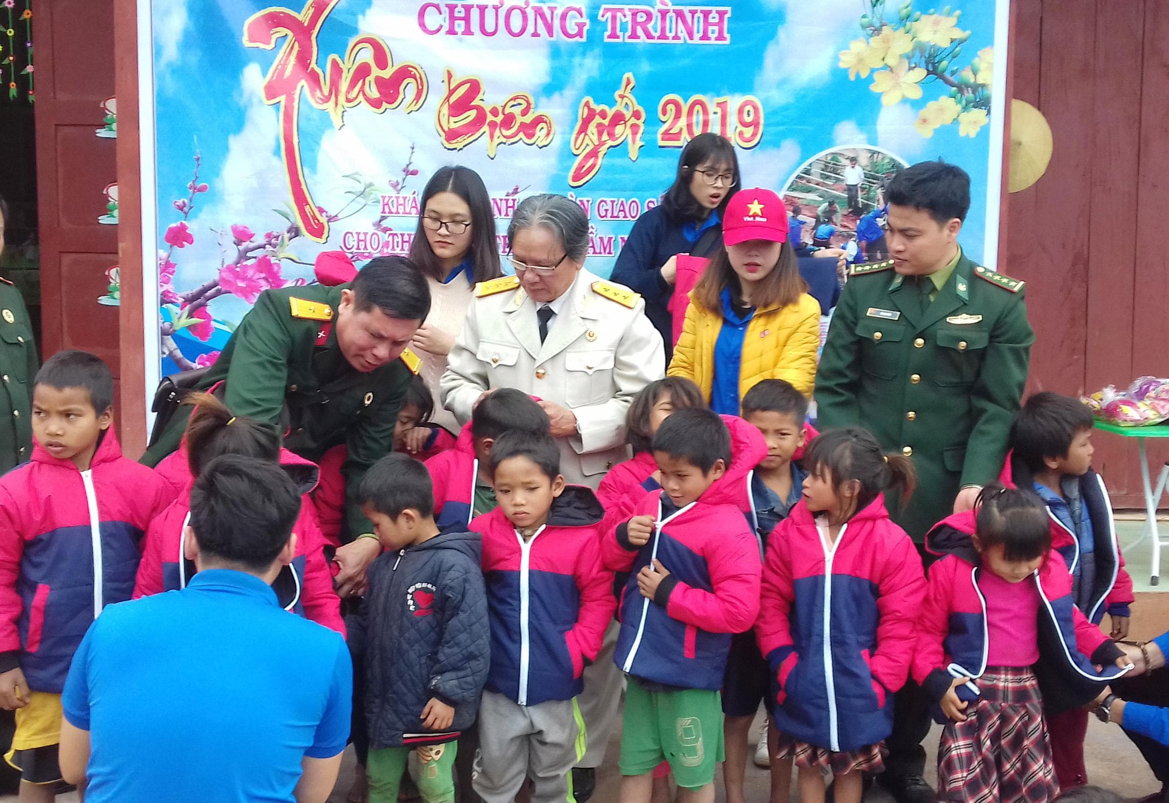 Ấm áp tình xuân biên giới