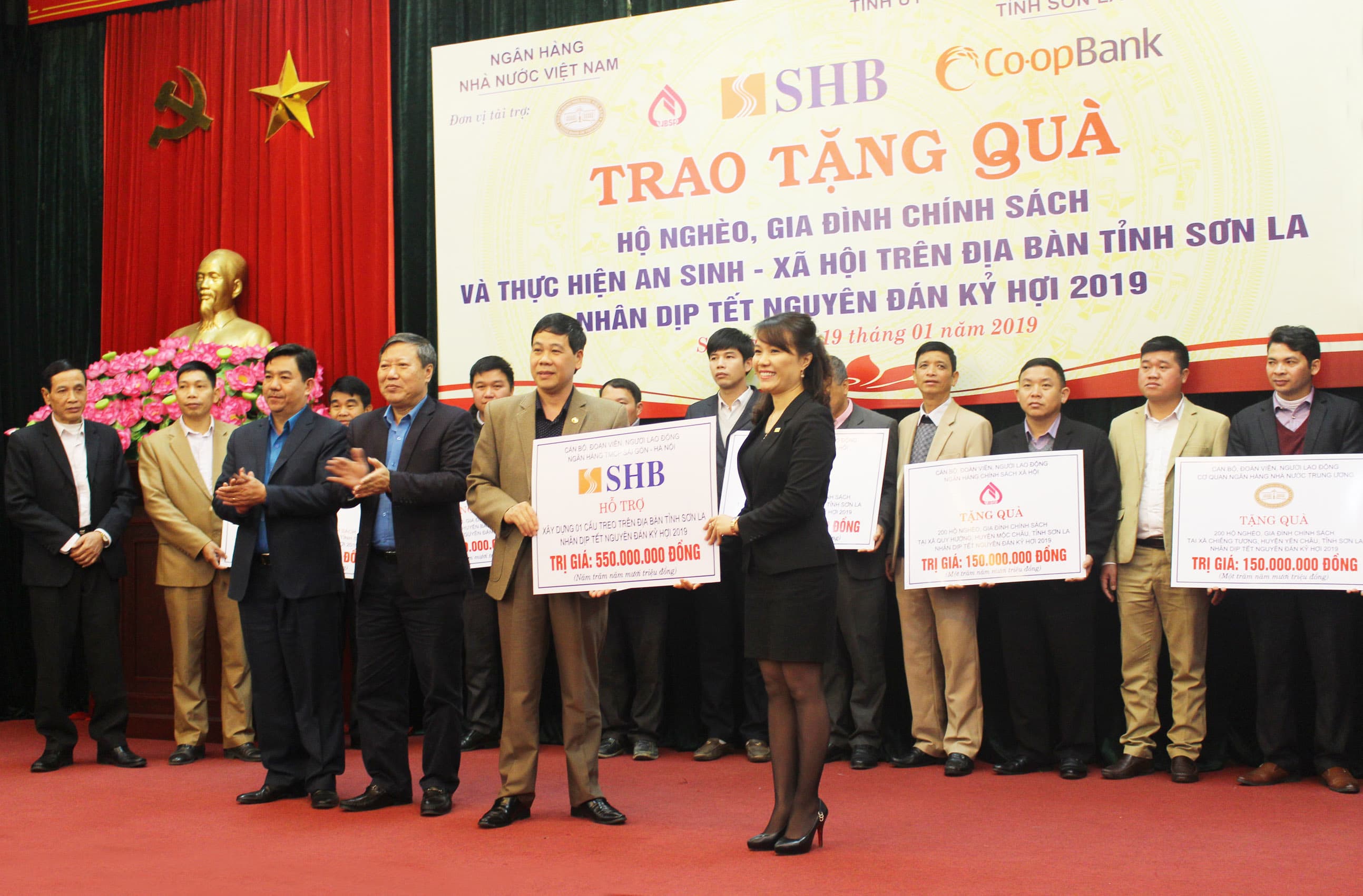 SHB trao 1 tỷ đồng tặng đồng bào khó khăn tỉnh Sơn La