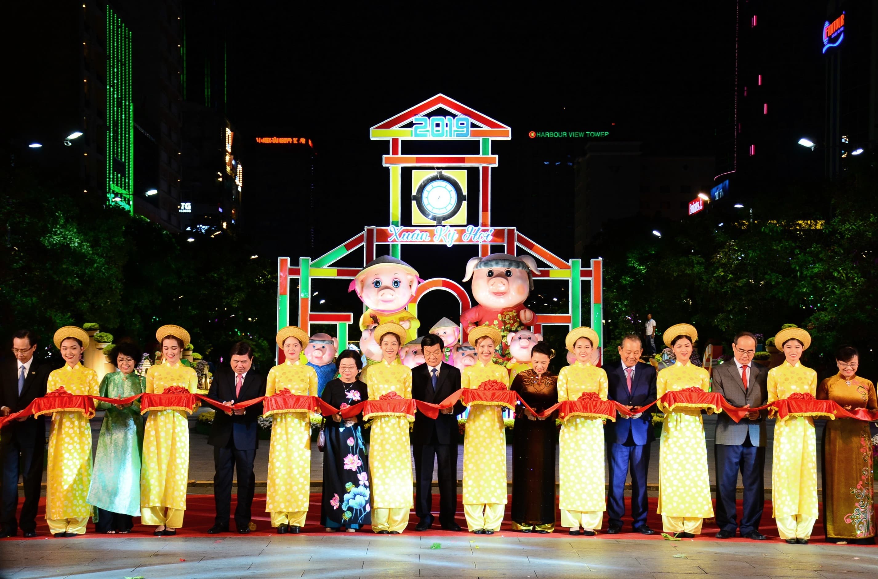 Chủ tịch Quốc hội Nguyễn Thị Kim Ngân dự khai mạc Đường hoa Nguyễn Huệ Tết Kỷ Hợi 2019