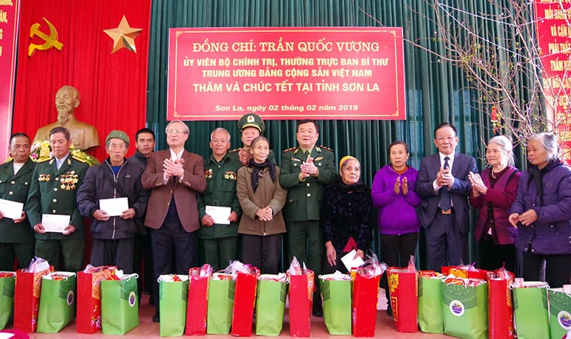 Đồng chí Trần Quốc Vượng thăm, chúc Tết tại Sơn La
