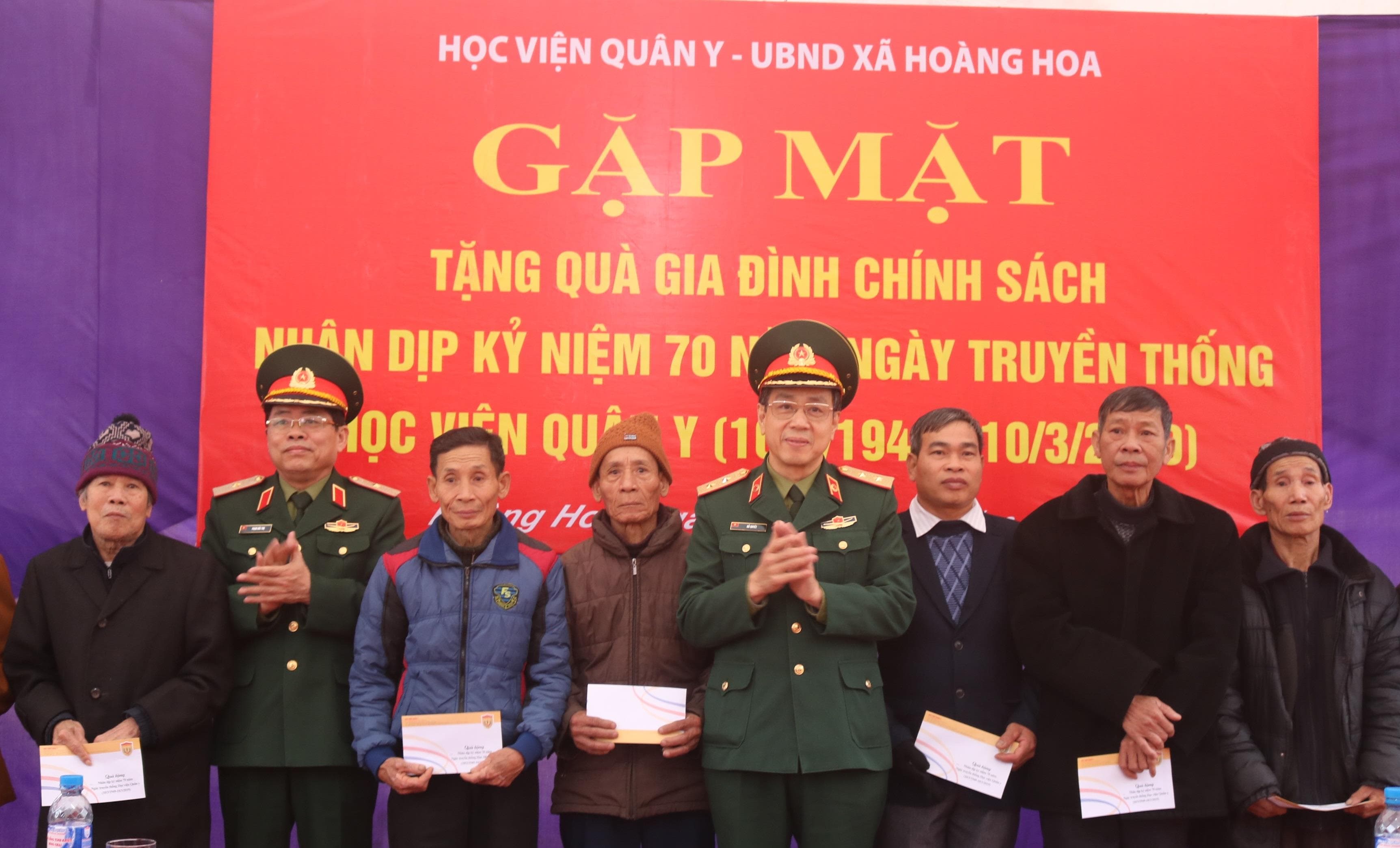 Tiếp lửa truyền thống cho chiến sĩ áo trắng