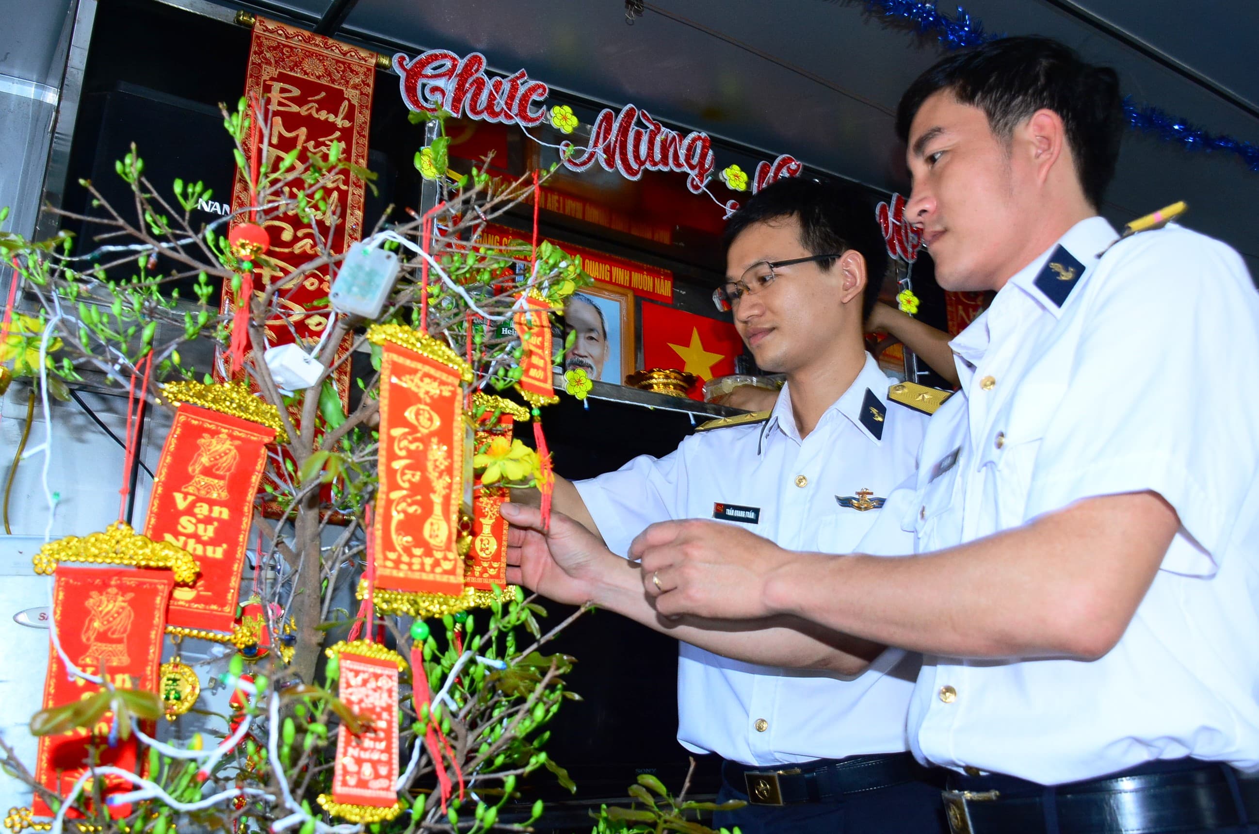 Xuân về trên những con tàu vận tải Hải quân