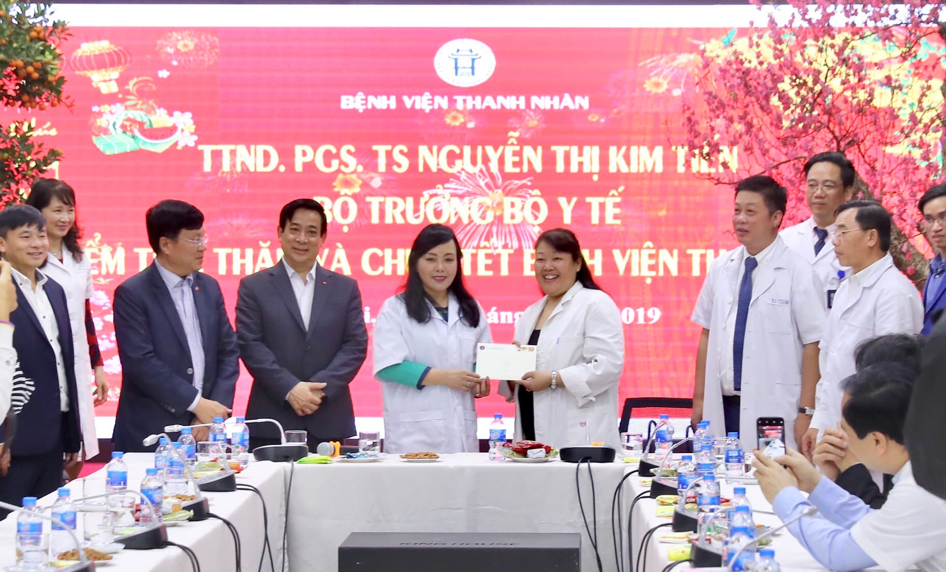 Phó thủ tướng Vũ Đức Đam và Bộ trưởng Bộ Y tế thăm, kiểm tra công tác trực tại một số bệnh viện