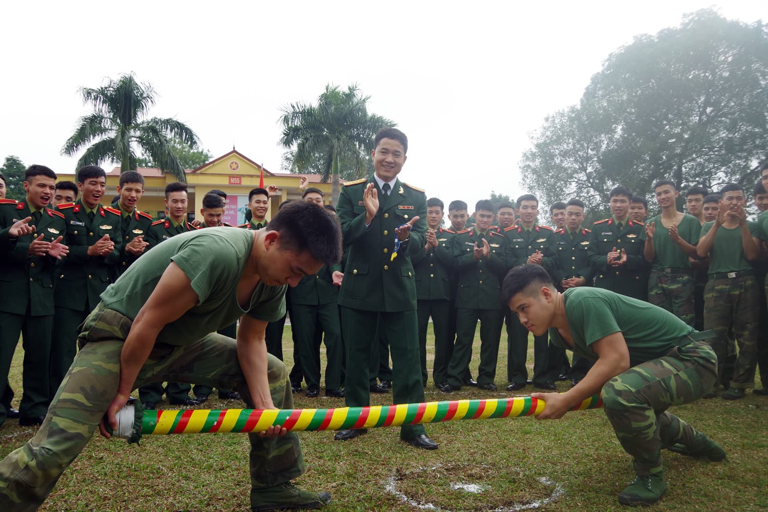 Trường Sĩ quan Lục quân 1 tổ chức nhiều trò chơi dân gian cho bộ đội