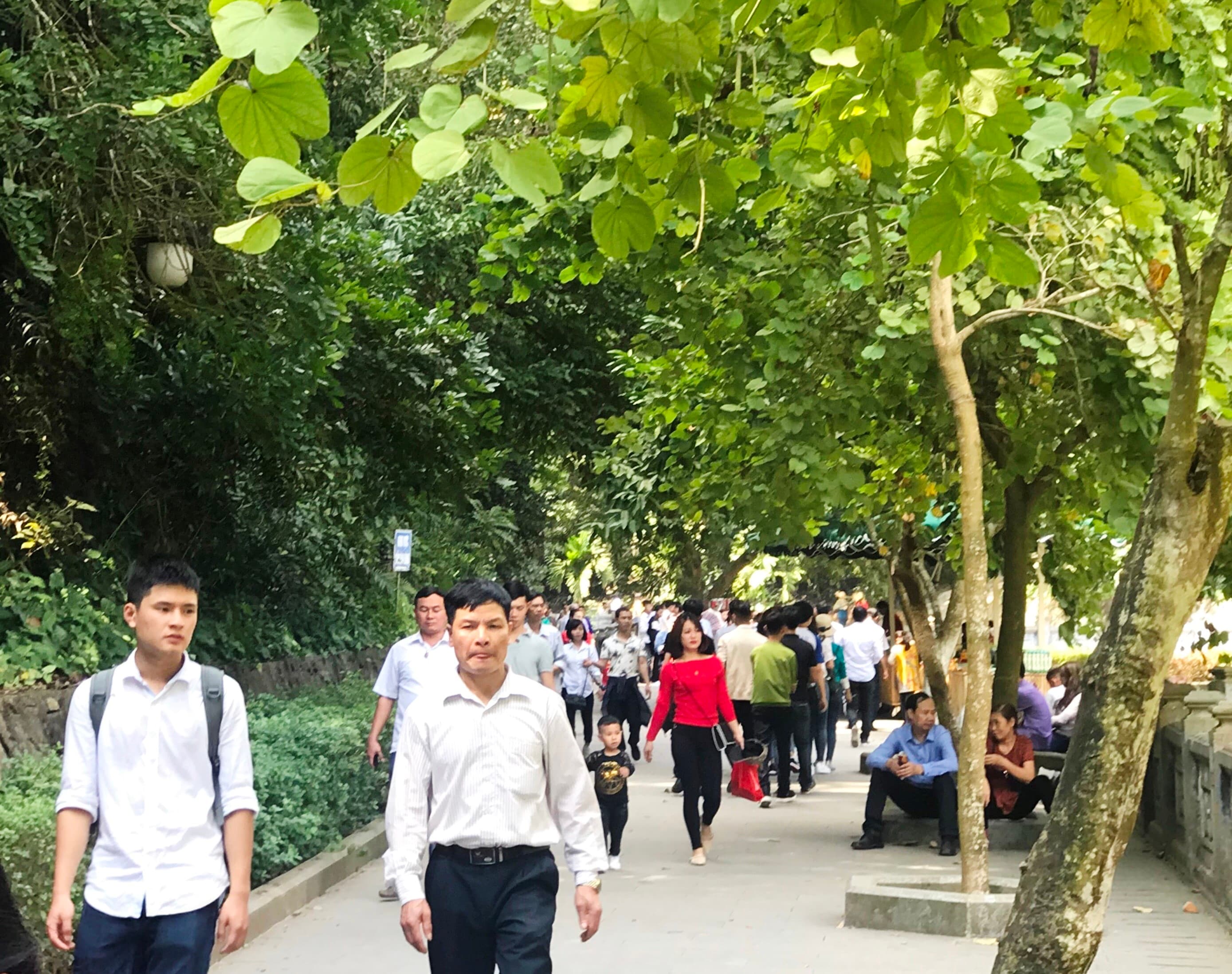 Hơn 30 nghìn lượt du khách đến dâng hương tưởng niệm các Vua Hùng dịp đầu năm