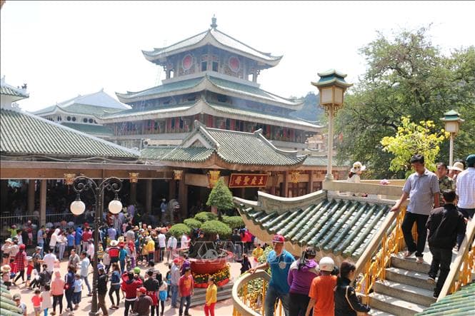 Biển người chen chân xin lộc đầu năm tại Miếu Bà Chúa Xứ Núi Sam