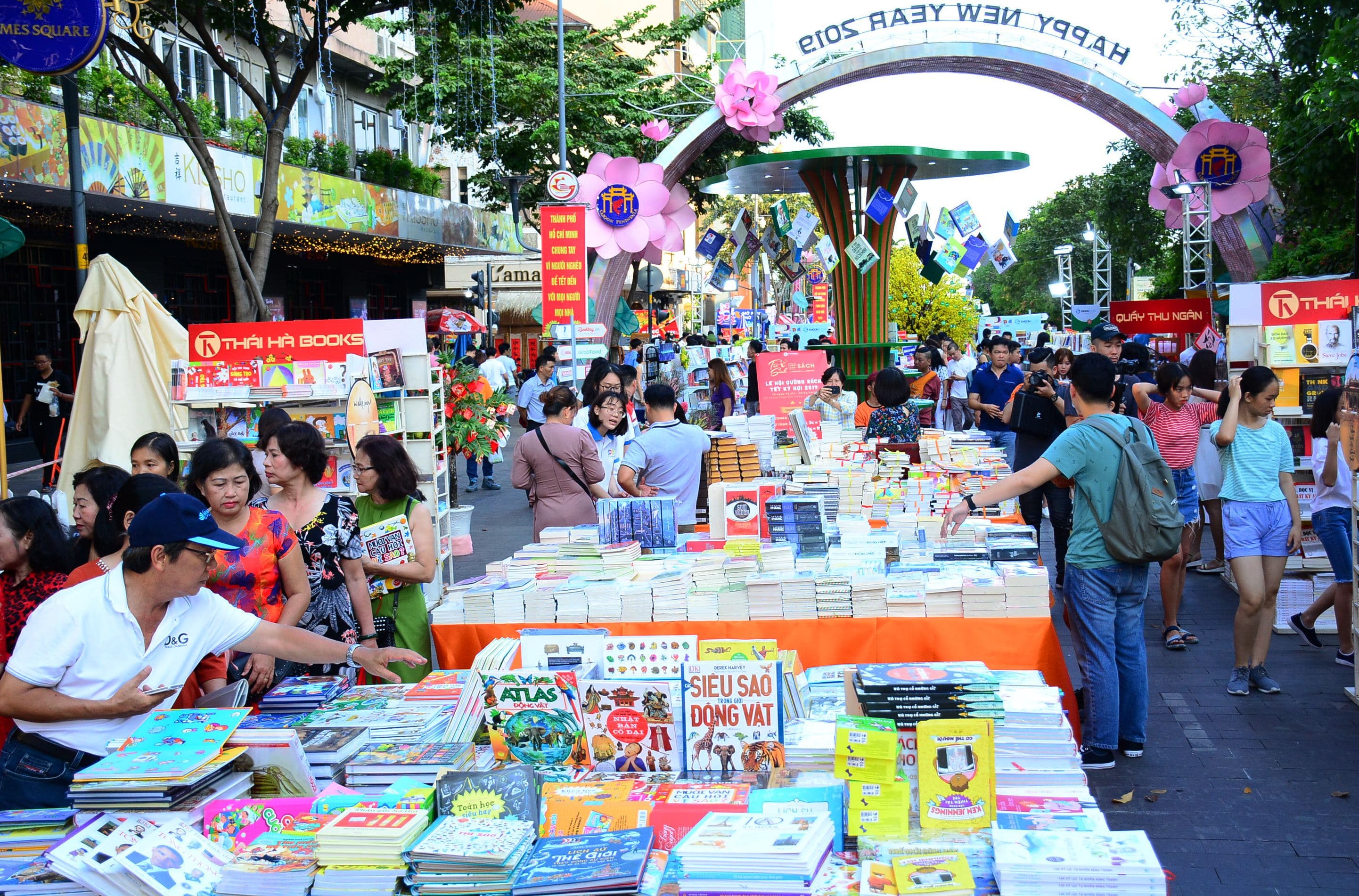 Nét đẹp đọc sách ngày Xuân